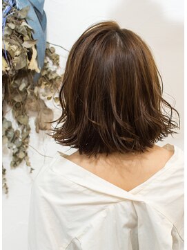 ロウスリー(Lowsly) 外ハネロブ【Lowsly 茅ヶ崎】