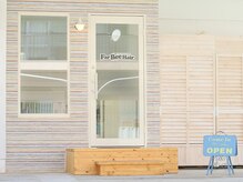 ファービーヘアー(Far Bee Hair)の雰囲気（白い建物１階、パステルカラーで優しい色合いの外観です。）