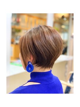 プラグ(Plug) 前下がりショートボブ似合わせカットケアブリーチハイライト40代