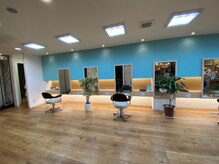 ヘアーアンドメイク アントレイ(HAIR&MAKE)の雰囲気（明るい広い店内で、ゆっくりと過ごしていただけます☆）