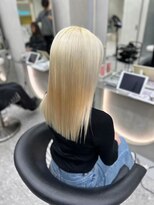 ロール 博多(Role)&nbsp;ブリーチハイトーンホワイトグレージュダブルカラーレイヤー博多