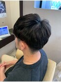 清潔感とトレンドを両立した、大人のための定番ショート。