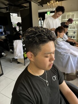 アイズ 海老名(AIZU) ホワイトメッシュ　極道パーマ　フェードカット　ハイライト