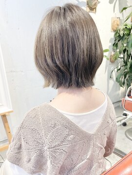 コンビネーション(combination) くびれカット 外はねボブ 透明感カラー スモーキーベージュ