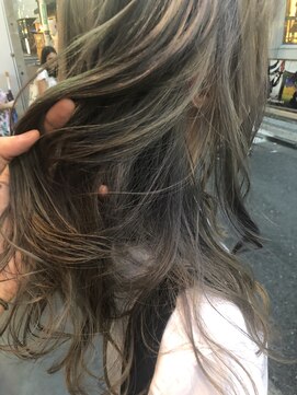 ビヨンドイー(beyond E) ホワイトグレージュバレイヤージュ