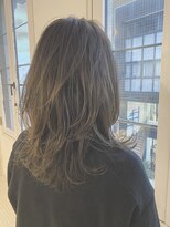 セブン(SEVEN.)&nbsp;スモーキーアッシュロングレイヤーミディアムウルフハイライト