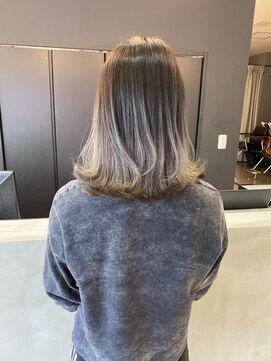 エン(eNN) ミディアムボブバレイヤージュ×グレーベージュ