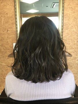 ハグ(Hug) 外ハネ抜け感ボブ