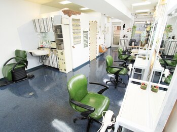 美容室ファンタジーの写真/大型店が苦手な方にも◎少人数のプライベートサロンだから、ゆったりとした時間を過ごせるのが嬉しい♪