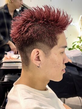 エース(ACES) 金髪短髪×ボルドーカラー×スパイキーショート×個性派