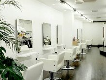 ウーア(Hair Salon UA)の雰囲気（白が基調の店内★落ち着いたサロンタイムを過ごせる♪）