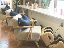 カラーの待ち時間はリラクゼーションスペースでフットマッサージ&ドリンクが大好評(成田/成田公津の杜)