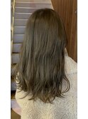 カーキグレージュ×透明感