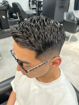 イントロバイフィーネ 渋谷(INTRO . by Fi-Ne) ナチュラルフェードカット/アイロンパーマ/アッシュブラック