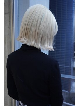 シィーム(cime) ホワイトブロンド×切りっぱなしスタイル