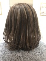 ヘアーデザインムーヴ(Hair design MOVE)&nbsp;白髪ぼかしハイライト　ミディアム