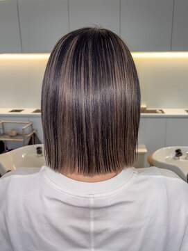 ノラ ウメダ(NORA UMEDA) アンブレラカラー切りっぱなしボブインナーカラーグレージュ