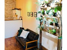 ヘアーサロンジジ(Hair Salon JIJI)の雰囲気（店内は植物も多く落ち着いた雰囲気でゆったり）