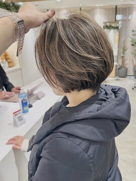 ステアケース ギンザセブン(stair:case ginza7) ハイライトグレージュ白髪ぼかし前髪長めショートボブ