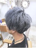 くすみブルー・テクノホワイトブルージュのサイドパートショート