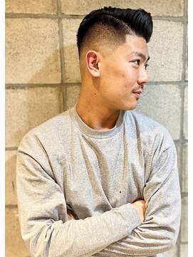 フランクスバーバー アンド ビアークラブ(FRANK'S BARBER and BEER CLUB) スキンフェードポンパドールかき上げワイルドアップバング