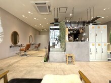 クルニエ(crenier)の雰囲気（入店後すぐお受付、ロッカーに荷物を入れてお待ちください。）