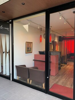 ライフイズビューティフル(Life is beautiful)の写真/隣のお客様を気にせずリラックスできる、パーティションで仕切られた半個室感覚の空間をご用意しています！