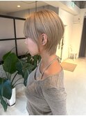 ホワイトベージュ ハイトーン ショートボブ ダブルカラー 20代