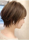 ひし形シルエットのショートマッシュ　 ミルクティーブラウン