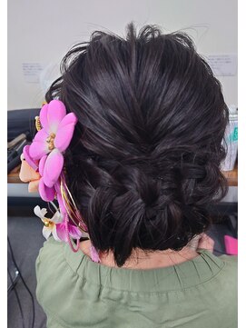 ビスポーク(BESPOKE) 20代成人式卒業式向け♪ナチュラルカラー編み込みアレンジヘア
