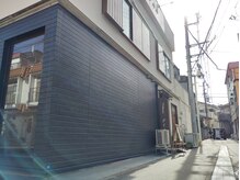 エフロード(f road)の雰囲気（紺色の壁です。ひまわりの絵が無くなりました★ポケストップ★）