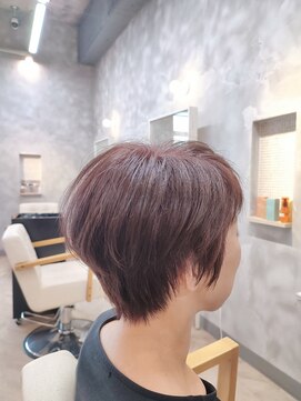 ポノ(pono) ピンクベージュがやわらかいショートスタイル