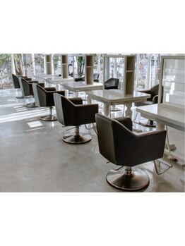 白い外観とアイアンが織りなすネオ・バロックの上質空間…☆高級感のある心地よいサロンタイムを♪