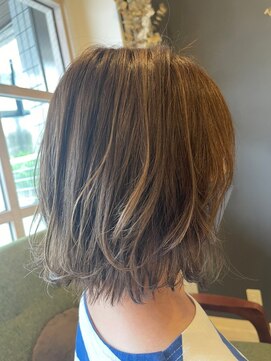 アンジー(an'gie) 大人可愛いミディアムレイヤー 白髪ぼかしハイライト 30代40代