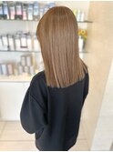 ツヤ感ストレート×明るめヌーディベージュ