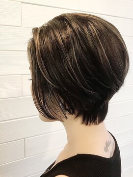 ファミリア(familiar) ハイライトカラー ショートスタイル