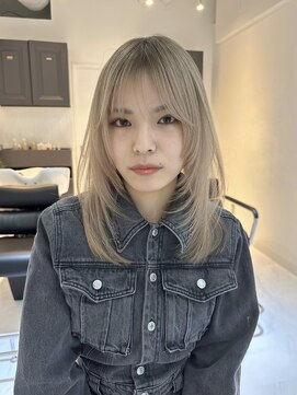 ヨロ 小岩(YOLO) レイヤーカットハイライトショートヘアイルミナカラーオージュア