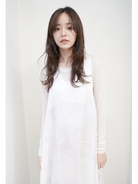 アム(amu) レイヤーロング×透明感ブラウンカラー×2wayバング/小顔カット