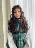 オン眉の前髪とラフなカールで作るカジュアルウェーブヘア
