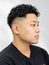 スター(STAR)&nbsp;カーリーパーマ×スキンフェード｜男前ヘア