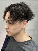 ツイストスパイラルパーマセンターパートフェザーパーマ刈り上げ