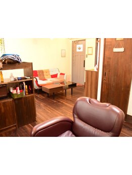 女性一人のスタイリストが完全マンツーマンで担当。髪のお悩みに合わせたケアやセットまでご提案します！