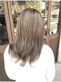 ハイライトカラーミルクティーベージュ夏カラーミディアムヘア