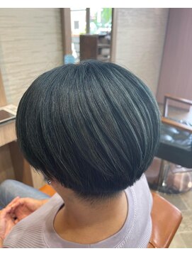モアヘアー(MORE-HAIR) ブルーカラー刈り上げ大人女子