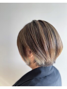 プレイ(pLAy) 白髪ぼかしハイライト×丸みショート