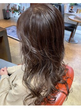 ヘアー ステージ ギヴ HAIR STAGE Give 弁天町店の写真/最近人気のグレイカラー!隠すだけじゃない、自然な色味と艶を両立してくれるからオシャレも楽しめる♪
