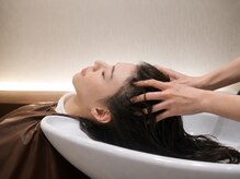【ヘッドスパ】ただ癒されるだけじゃない。静岡では希少な「カッサ」を用いた極上スパで美髪の土台作り。 