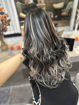 ラビス 浦和(Lovis) グレーベージュ/レイヤーロング/アッシュカラー/前髪パーマ/浦和