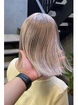 ヴァーディ オモテサンドウ(Vardy omotesando)&nbsp;ホワイトベージュ・ダブルカラー・ハイトーンボブ・シルバーヘア