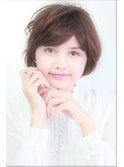 軽やかで甘い印象のピンクベージュショート
